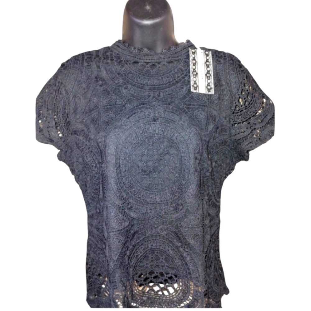 Ultra Pink NWT lace medallion top size medium, black, scalloped neck